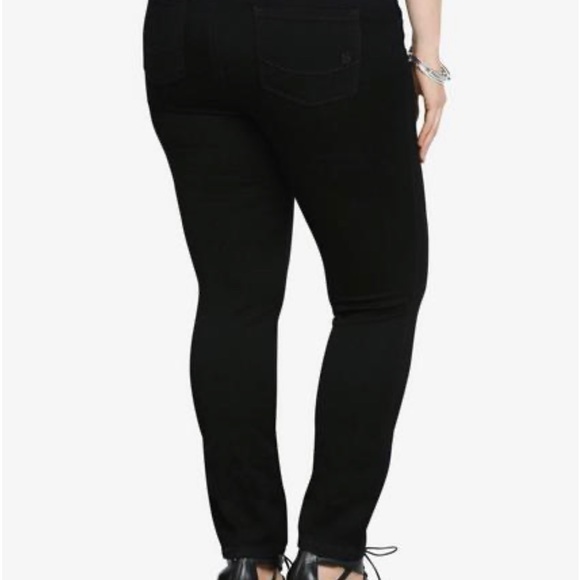 Torrid Bombshell Skinny Super Soft High-Rise Black Rinse Jeans Sz22R - Picture 2 of 9